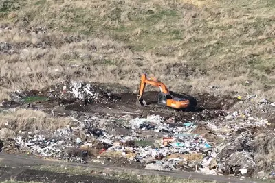 закапывают мусор