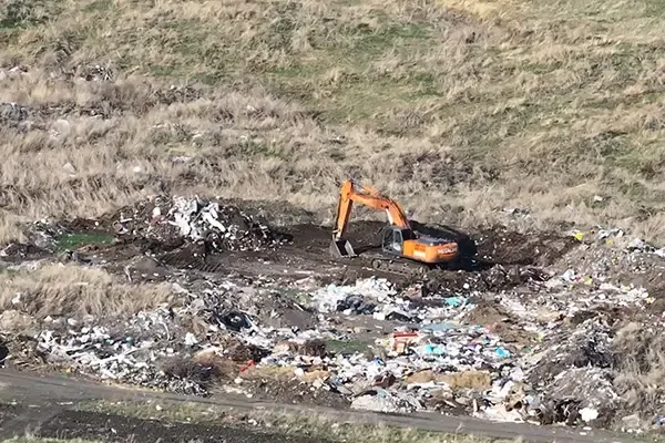 закапывают мусор